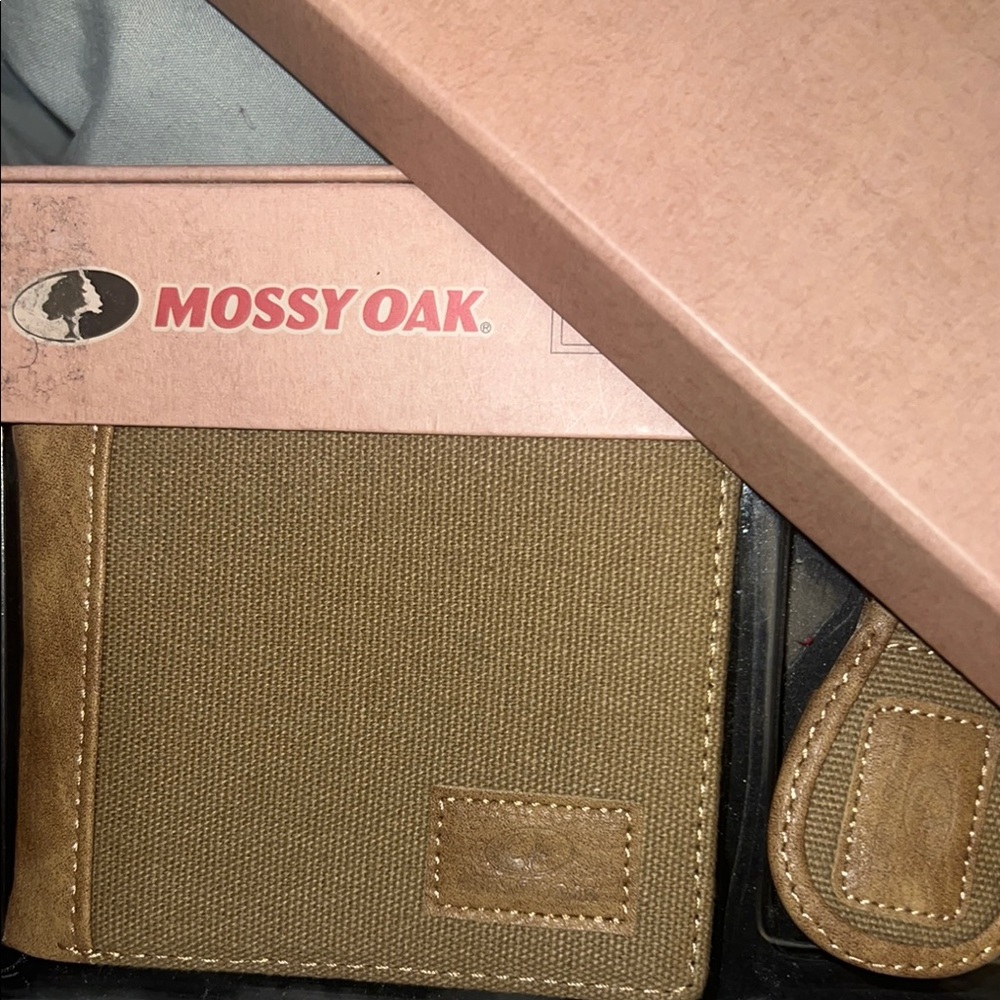 Mossy Oak Tan Bifold Wallet and Keychain Set (New)